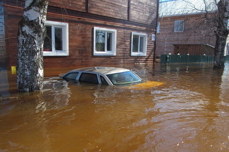 Затопленный автомобиль во время паводка в Великом Устюге