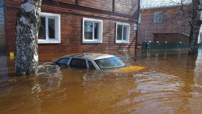 Затопленный автомобиль во время паводка в Великом Устюге. Архивное фото