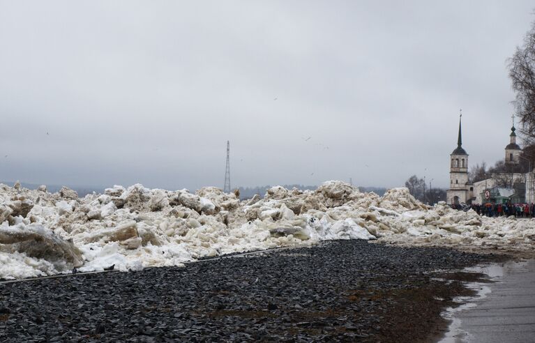 Ледяные торосы на набережной Вологды