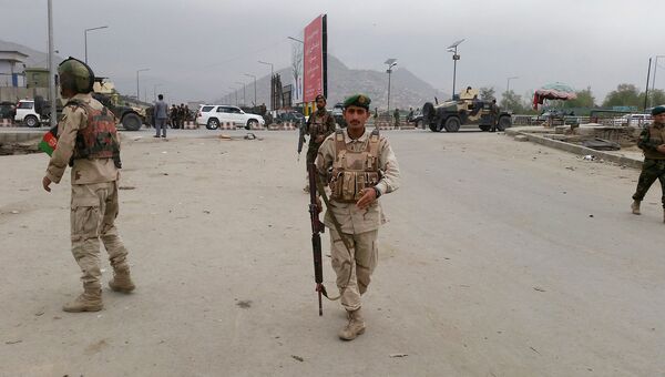 Службы безопасности на месте взрыва в Кабуле. 19 апреля 2016