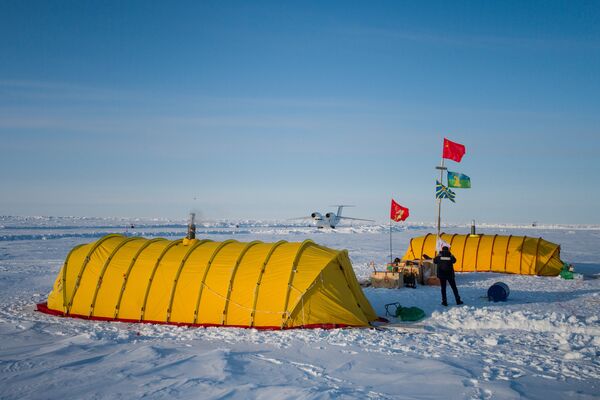 Дрейфующий ледовый лагерь Барнео в Арктике