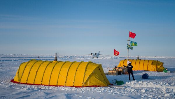 Дрейфующий ледовый лагерь Барнео в Арктике