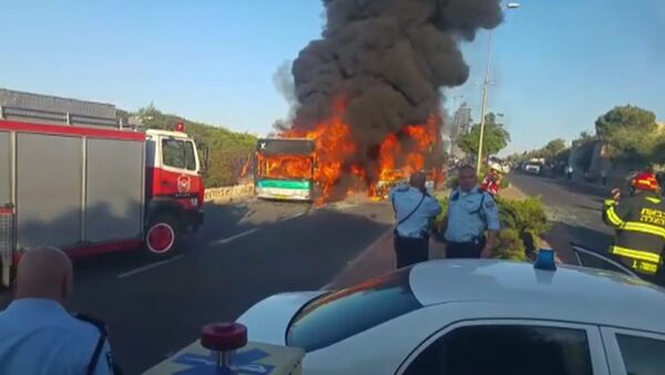 Пожарные тушили загоревшийся после взрыва бомбы автобус в Иерусалиме