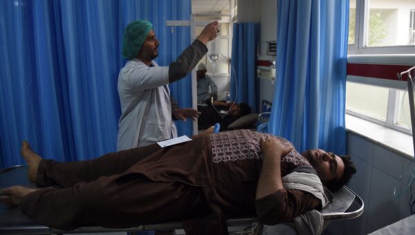 Раненый афганец в больнице после взрыва в Кабуле. 19 апреля 2016