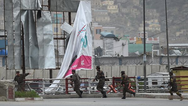 Службы безопасности на месте взрыва в Кабуле, 19 апреля 2016