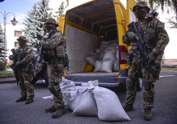 Сотрудники правоохранительных органов Украины с изъятым у контрабандистов янтарем Сотрудники правоохранительных органов Украины с изъятым у контрабандистов янтарем