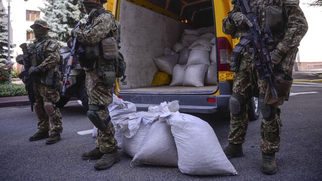 Сотрудники правоохранительных органов Украины с изъятым у контрабандистов янтарем