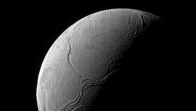 Спутник Сатурна Энцелад. Архивное фото