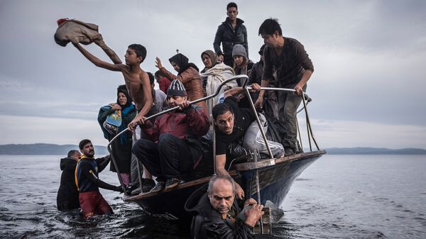 Мигранты прибывают из Турции на греческий остров Лесбос. 1 ноября 2015
