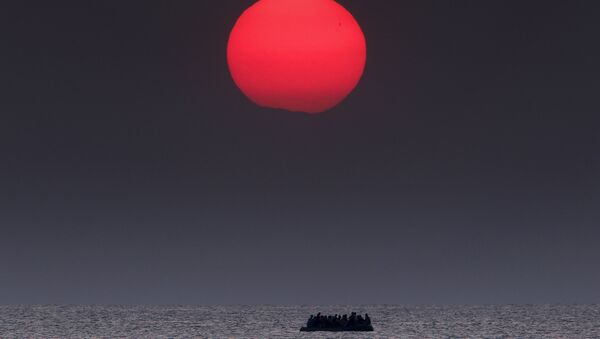 Лодка с сирийскими беженцами в Эгейском море. Архивное фото