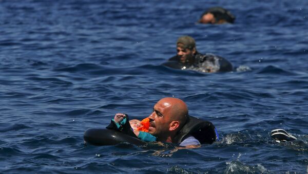 Сирийский беженец плывет до греческого острова Лесбос