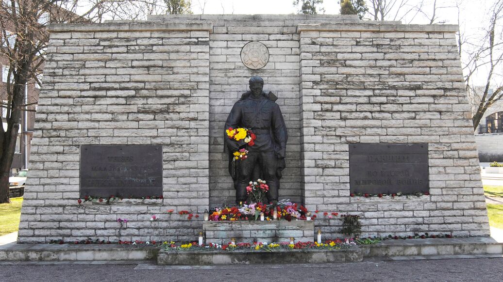 Бастрыкин поручил возбудить дело из-за осквернения "Бронзового солдата"