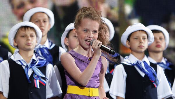 Победительница первого сезона проекта Голос. Дети Алиса Кожикина выступает на праздничном концерте Россия молодая в акватории Ялты