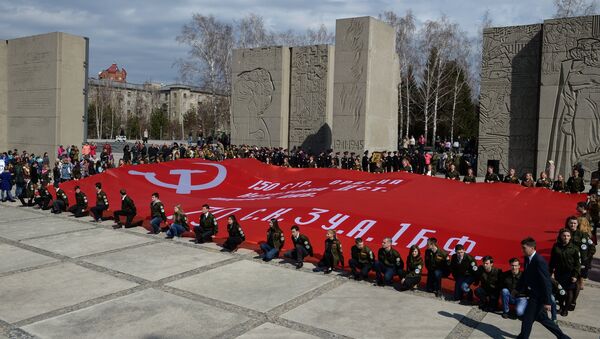 Участники церемонии передачи масштабной копии Знамени Победы Новосибирской области в рамках проекта Звезда нашей Великой Победы