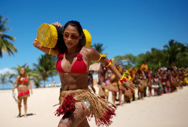 Участница Игр бразильского племени Паташо в Санта-Круз-де-Кабралиа