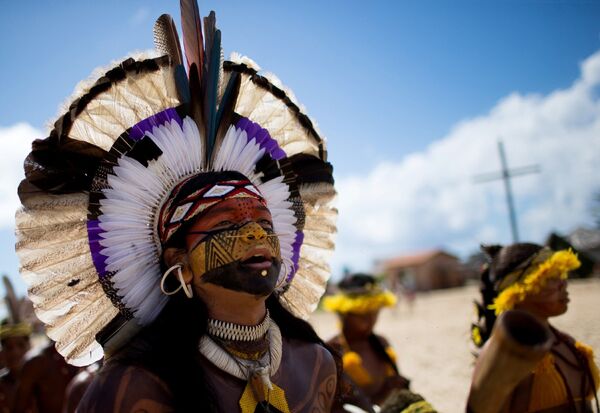 Представитель коренного народа в национальном костюме во время Игр бразильского племени Паташо в Санта-Круз-де-Кабралиа