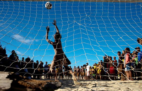 Соревнования по футболу во время Игр бразильского племени Паташо в Санта-Круз-де-Кабралиа