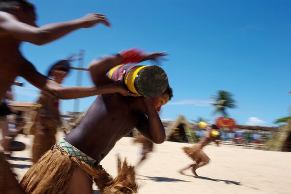 Участники Игр бразильского племени Паташо в Санта-Круз-де-Кабралиа