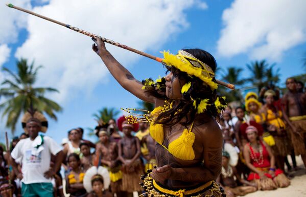 Участница Игр бразильского племени Паташо в Санта-Круз-де-Кабралиа