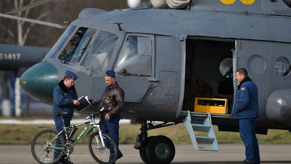 Военнослужащие у вертолета Ми-8АМТШ. Архивное фото