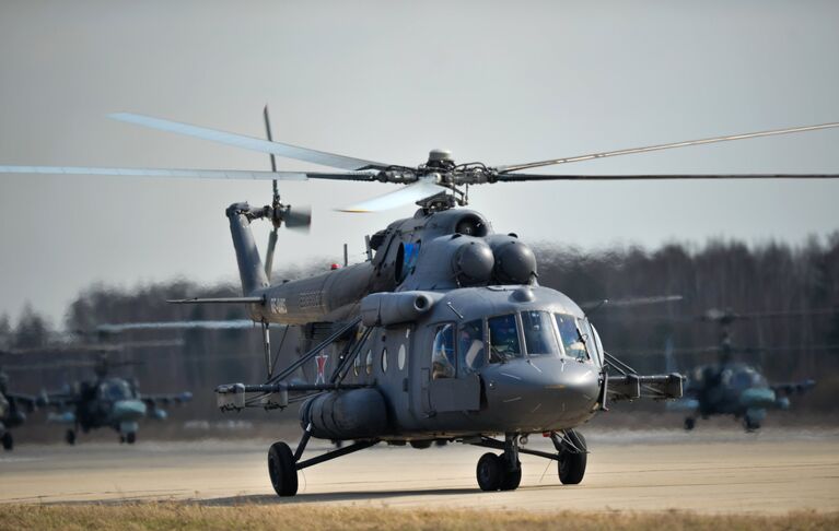 Вертолет Ми-8АМТШ во время совместной тренировки групп парадного строя авиации к Параду Победы на военном аэродроме Кубинка в Московской области