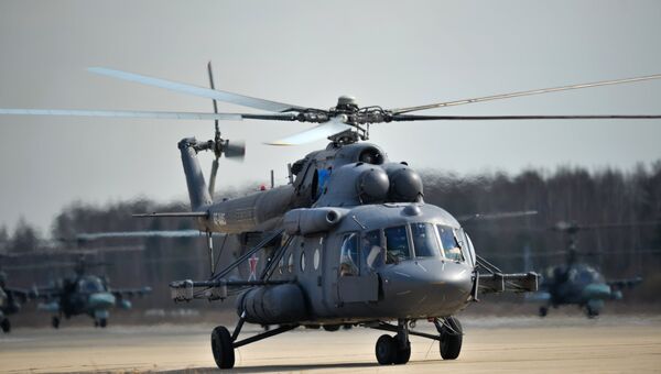 Вертолет Ми-8АМТШ во время совместной тренировки групп парадного строя авиации к Параду Победы на военном аэродроме Кубинка в Московской области