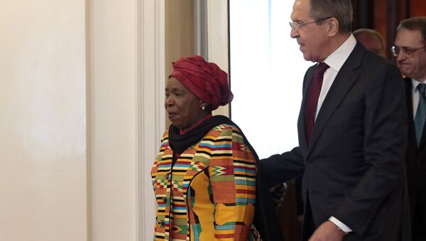 Министр иностранных дел РФ Сергей Лавров и председатель комиссии Африканского союза Нкосазана Дламини-Зума во время переговоров в Москве