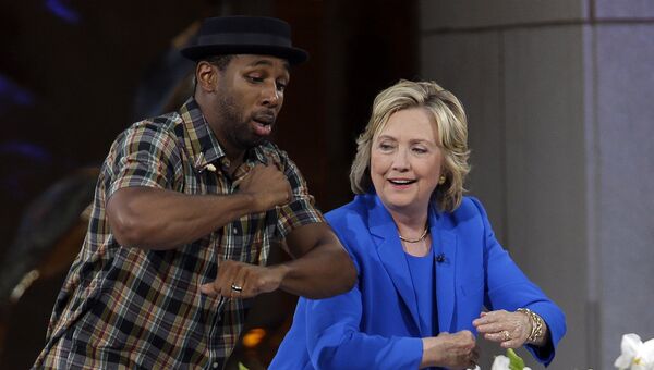 Кандидат в президенты США Хиллари Клинтон танцует с DJ Stephen. 8 сентября 2015 года