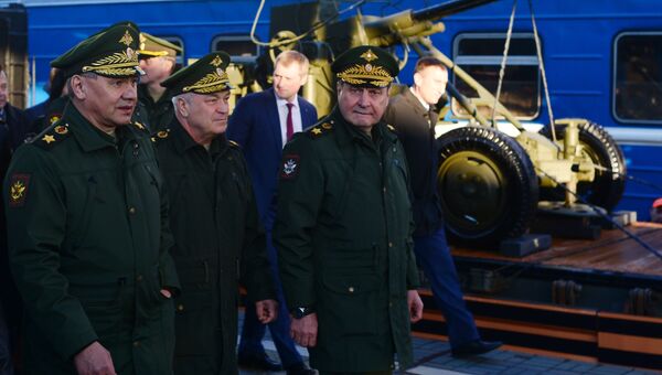 Министр обороны РФ Сергей Шойгу (слева) на торжественном мероприятии, посвященном отправлению Агитпоезда Армия Победы с Белорусского вокзала в Москве