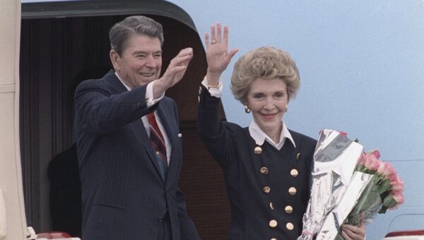 Рональд Рейган с супругой перед отлетом на родину