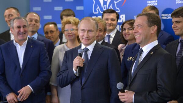 Президент России Владимир Путин и председатель правительства РФ Дмитрий Медведев во время встречи в Москве с участниками предварительного голосования партии Единая Россия
