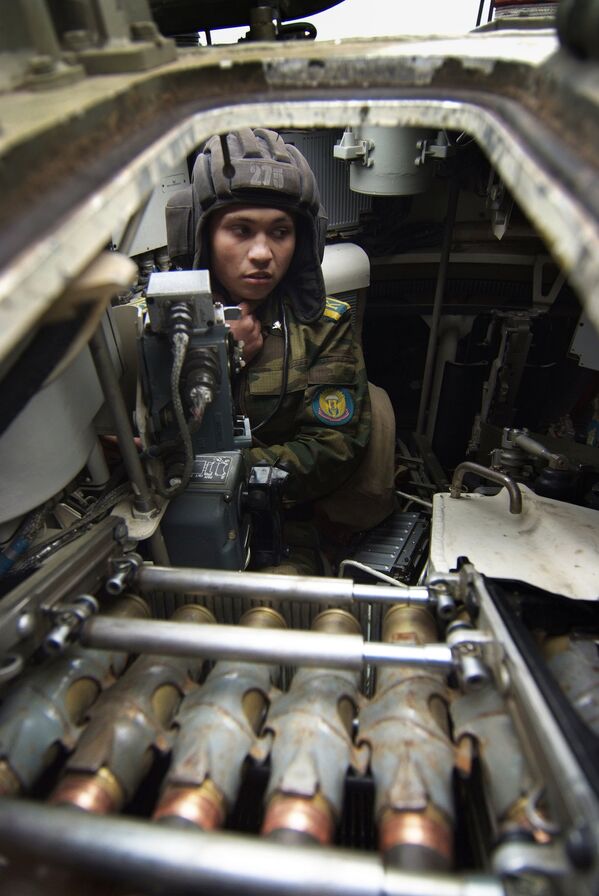 Курсант Рязанского высшего воздушно-десантного командного училища имени В.Ф. Маргелова выполняет наводку на цель боевой машины десанта БМД-4