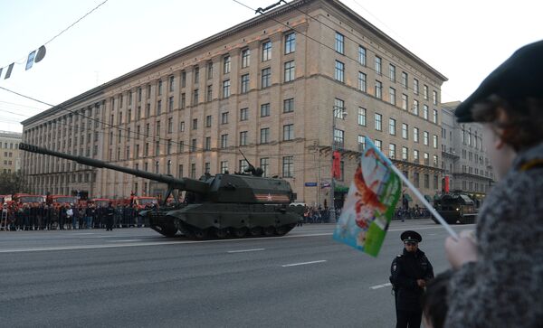 Самоходная артиллерийская установка (САУ) Коалиция-СВ во время репетиции военного парада в Москве
