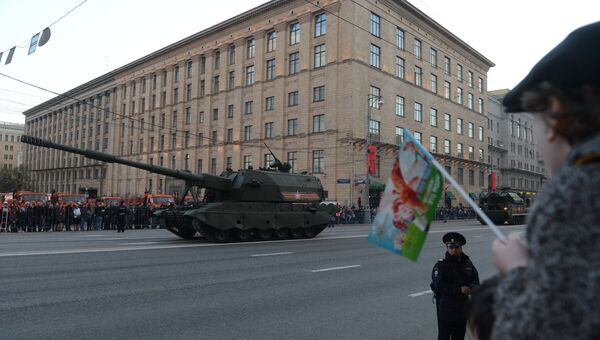 Самоходная артиллерийская установка (САУ) Коалиция-СВ во время репетиции военного парада в Москве
