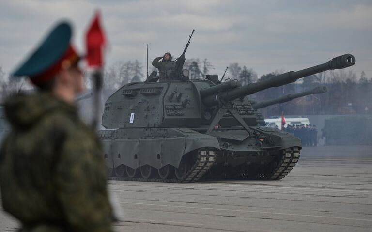 Самоходные артиллерийские установки Мста-2М на тренировке перед военным парадом 9 мая 2016