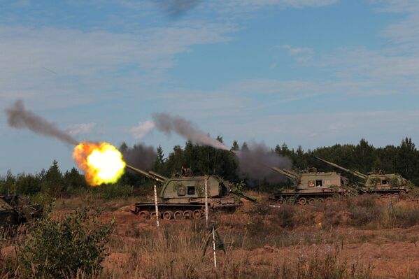 Самоходные артиллерийские установки Мста на комплексных артиллерийских учениях в Ленинградской области