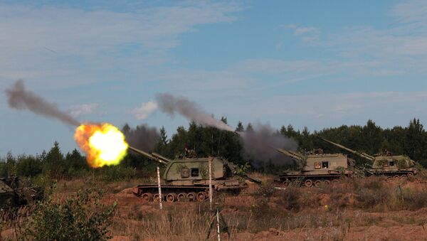 Самоходные артиллерийские установки Мста на комплексных артиллерийских учениях в Ленинградской области