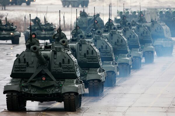 Самоходные артиллерийские установки САУ Мста-С во время подготовки к Параду Победы на парадной площадке полигона Алабино
