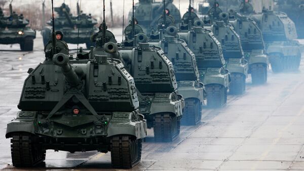 Самоходные артиллерийские установки САУ Мста-С во время подготовки к Параду Победы на парадной площадке полигона Алабино