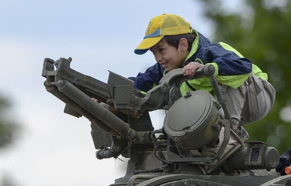 Мальчик на самоходной артиллерийской установке МСТА-С на международном военно-техническом форуме АРМИЯ-2015 в Кубинке