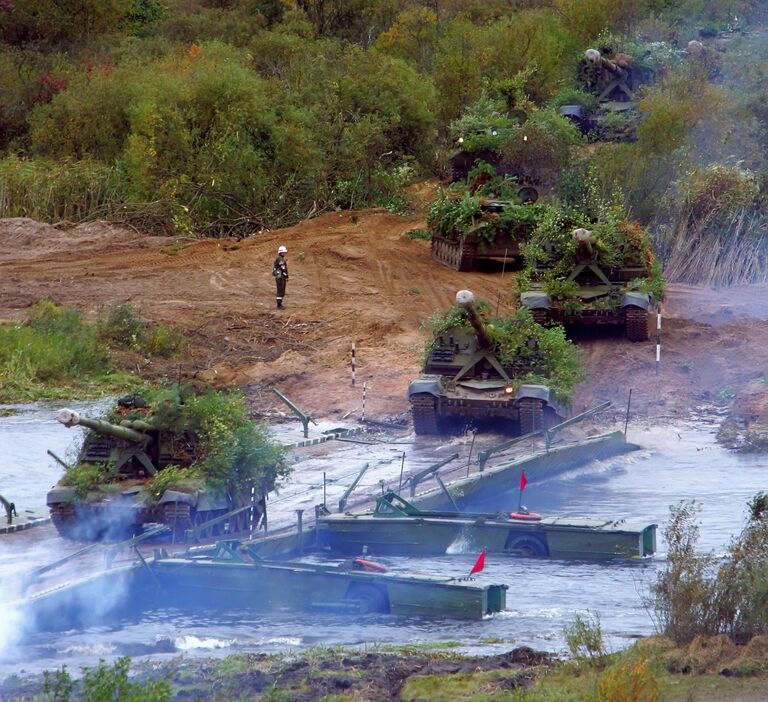 Проезд самоходных артиллерийских установок САУ - Мста на белорусском полигоне