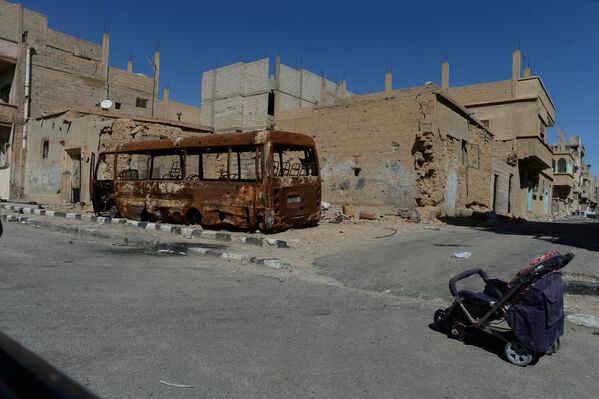 Разрушенные здания в современной части Пальмиры, освобожденной от боевиков