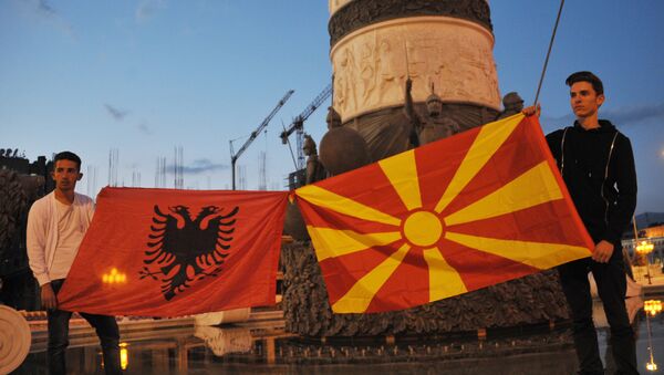 Участники митингов оппозиции с флагами Македонии (справа) и Албании в центре македонской столицы Скопье