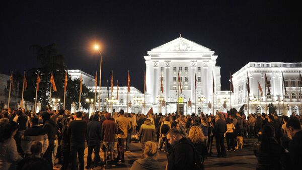 Участники митингов оппозиции перед зданием правительства Македонии в Скопье