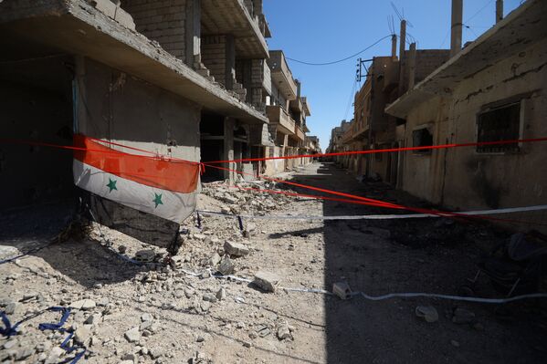 Флаг Сирии на улице Пальмиры, освобожденной от боевиков