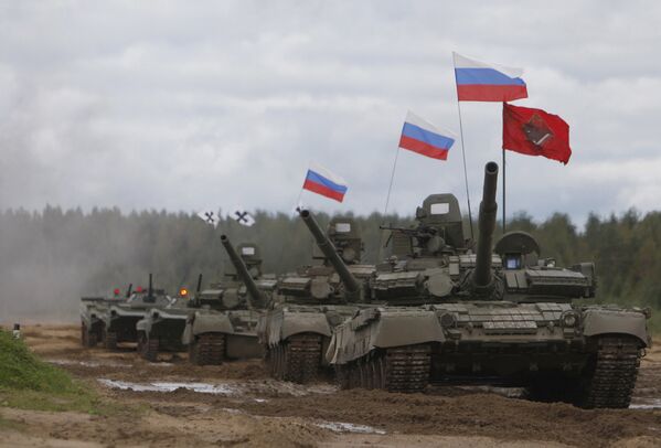 Танки Т-80 во время показательных выступлений на танковом шоу в Ленинградской области