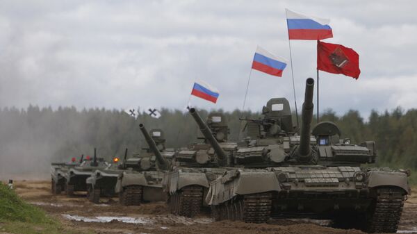 Танки Т-80 во время показательных выступлений на танковом шоу в Ленинградской области. Архивное фото
