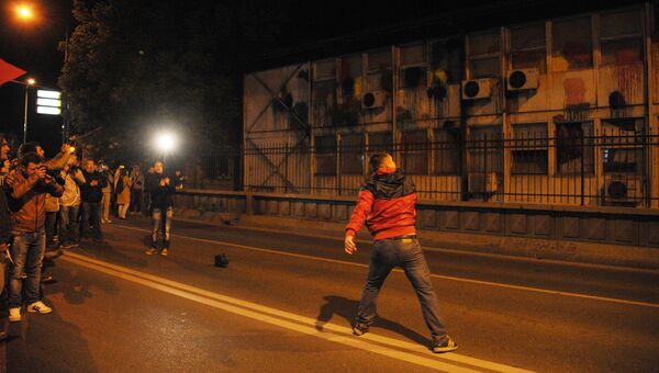Оппозиционер закидывает краской здание мэрии Скопье. Архивное фото