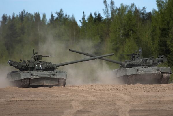 Танки Т-80 во время Гонки героев на Песочинском полигоне в Ленинградской области
