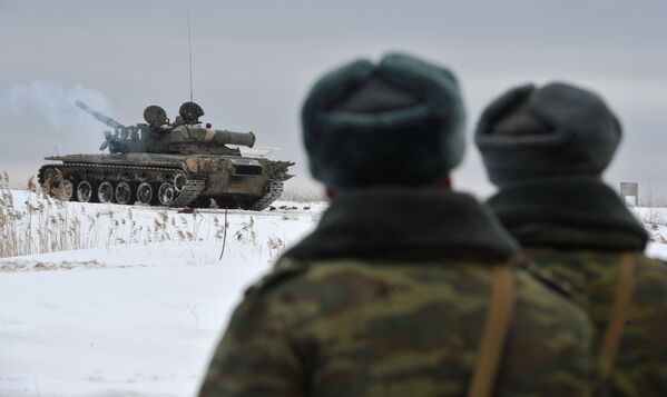 Военнослужащие 4-й отдельной танковой бригады Западного военного округа наблюдают за маневрами танка Т-80